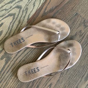 Tkees shadows rose gold flip flop, size 8